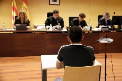 L'acusat, d'esquenes durant el judici.