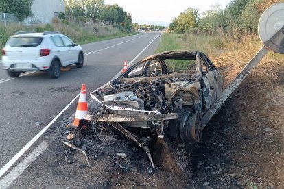 Imatge de com ha quedat el vehicle que s'ha incendiat a Montbrió del Camp.