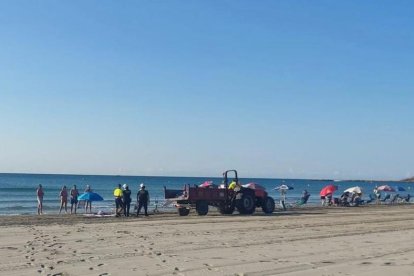 La Brigada Municipal i la Policia Local durant la retirada de cadires i para-sols a la Pineda.