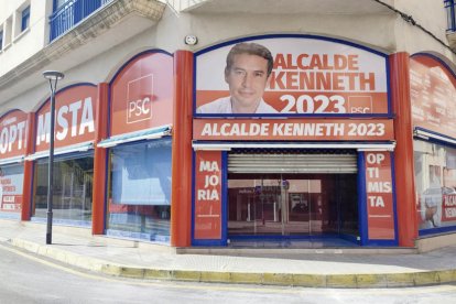 Imatge de la seu electoral del PSC a la capital del Baix Penedès.