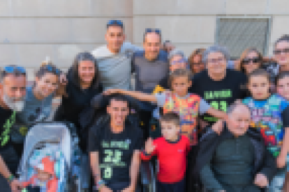 La familia Galera con amigos y vecinos ultimando los preparativos de cara al Festival del sábado.