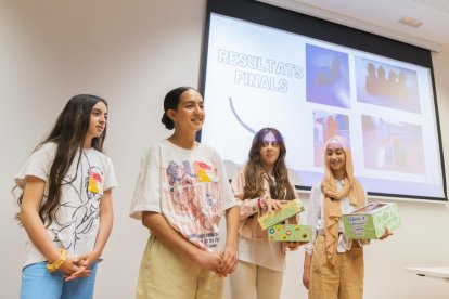 Un grup d'estudiants, en el transcurs de la seva exposició.