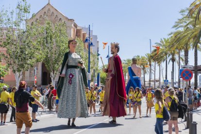 Els gegants que van participar en la trobada van ballar pels carrers del barri del Serrallo.