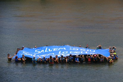 Els activistes han desplegat una pancarta de grans dimensions