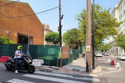 Estat actual de la cruïlla entre els carrers de Castellvell i d'Antoni Gaudí.