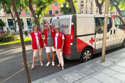 Voluntaris de la Creu Roja abans de començar el seu recorregut d'atenció a persones sense llar.