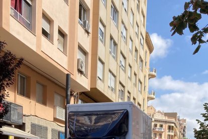 Un camió fent una operació de descàrrega a la via.