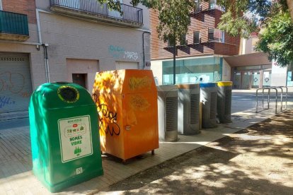 Los nuevos contenedores, de formato reducido, se ubican en la plaza de la Patacada y de la Dona Treballadora.