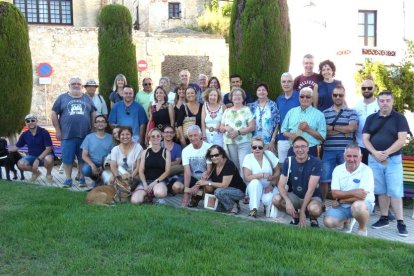 Grupos de los participantes en la ruta criminal literaria de Creixell.