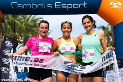 Melodie Riotteau, Katherine Chaplin y Laia Gil en el podio de la Carrera de las Mujeres de Cambrils.