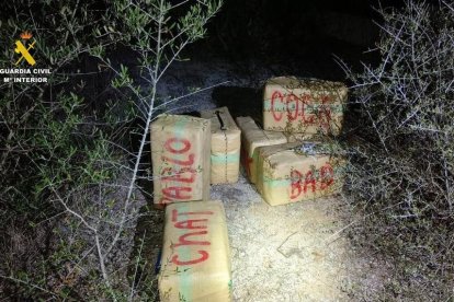 Fardos de hachís decomisados ​​por la Guardia Civil durante un desembarco frustado en una playa de Vinaròs.