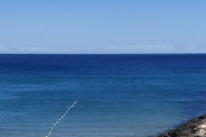 Imatge de les boies instal·lades a l'espigó de la platja del Miracle.