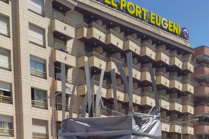 Imatge de l'escultura tapada de l'artista David Callau, que s'inaugurarà aquest dimarts a la plaça Aragó de Cambrils.