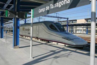 Un tren a l'estació del Camp de Tarragona.