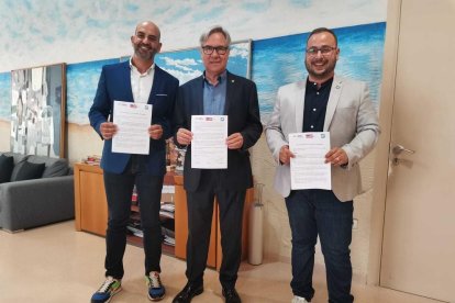 Vale Pino (PSC), Eduard Rovira (ERC) i Xavier Suarez (Junts) durant la signatura de l'acord.