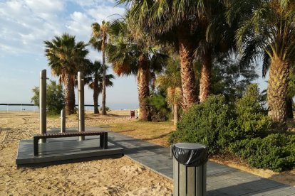 Imatge de les dutxes a la platja de Cambrils.