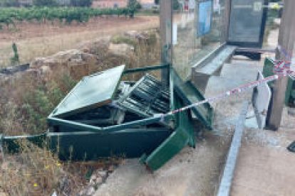 Un accidente de tráfico dejó los buzones de la calle Barcelona de la urbanización El Mirador del Penedès fuera de servicio.