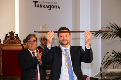 El nou alcalde de Tarragona, Rubèn Viñuales, aixecant la vara d'alcalde en l'acte de constitució de l'ajuntament

Data de publicació: dissabte 17 de juny del 2023, 13:53

Localització: Tarragona

Autor: Neus Bertola/Mar Rovira