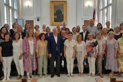 Els professors homenatjats amb l'alcalde en funcions, Carles Pellicer, al Saló de Plens.