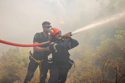 Bombers treballen en l'extinció d'un incendi a Vati, a l'illa grega de Rodas