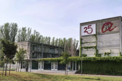 Imatge d'arxiu de l'entrada a la Facultat d'Economia i Empresa de la URV, a Reus.