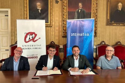 Joan Josep Carvajal, degà de la Facultat de Química; Josep Pallarès, rector de la URV; Ruben Viñuales, alcalde de Tarragona; Dani Milan, gerent d'Ematsa en el moment de la signatura.