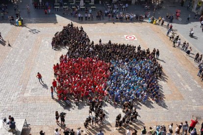 Imagen del mosaico que han hecho los niños de Reus para dar la bienvenida a las Fiestas de Sant Pere.