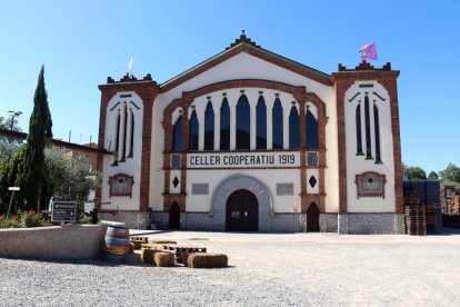 La fachada del edificio de la Cooperativa False-Marçà.