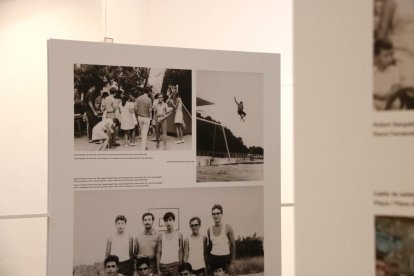 Diverses fotografies que es poden veure a l'exposició d'imatges de Joan Miró i la seva família a l'església vella de Mont-roig.