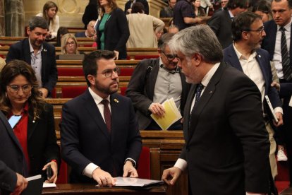 El president de la Generalitat, Pere Aragonès, i el president del grup parlamentari de Junts, Albert Batet.