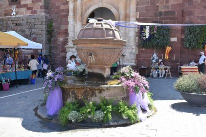 La Font de Prades decorada en una edició anterior de la Festa de la Farigola.