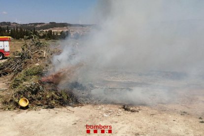 El fuego se ha declarado en un terreno de enfrente del cementerio de Gandesa.