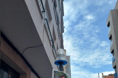 El cartel con la cara del candidato de Valents, Robert Hernández, sigue presente en la calle de Lleida.