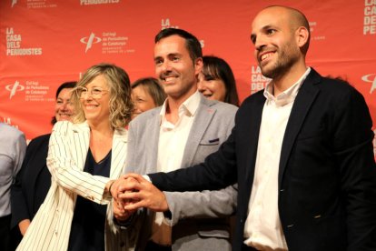 La republicana Mar Lleixà y el tándem de Movem-PSC, Jordi Jordan y Víctor Grau después de cerrar el pacto de gobierno en Tortosa.