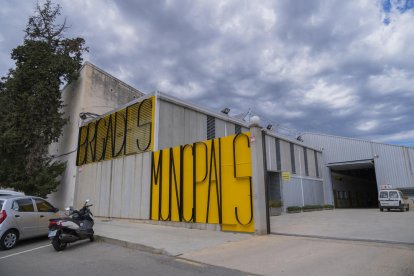 Imatge de l'exterior de la nau de Brigades, a l'avinguda de la Pau.