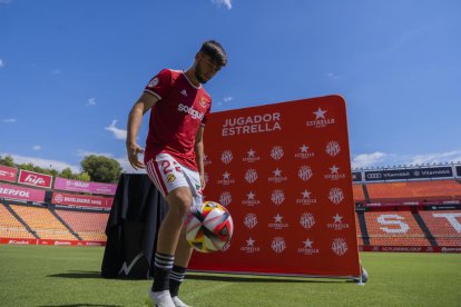 El último fichaje del Nàstic, Jaume Jardí, durante su presentación en el Nou Estadi, ayer.