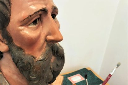 Imagen del busto de madera, que representa un hombre mayor.