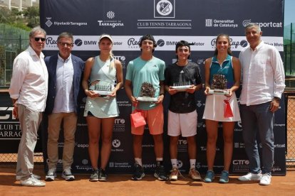 Martina Genís, a la derecha de la imagen, con el trofeo de campeona.