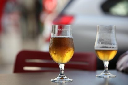 Dos copas de cervesa en una mesa.