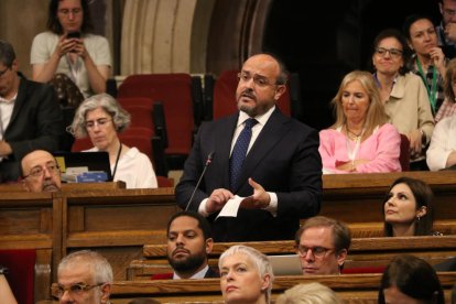 El líder del PPC, Alejandro Fernández, en una interpelación al presidente de la Generalitat, Pere Aragonès, durante el pleno del Parlament.