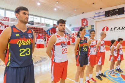 La segunda equipación (izquierda) y la primera (derecha) del CB Valls.