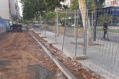 El nuevo carril bici de la avenida Salou en Reus comienza a tomar forma.