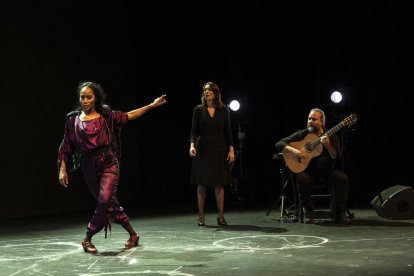 La 'bailaora' Yinka Esi Graves bailando durante un espectáculo suyo.