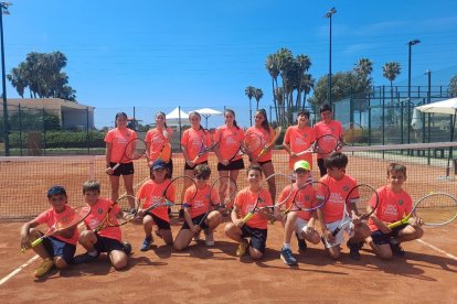 Alumnes participants en la competició de tennis al Golf Costa Daurada.