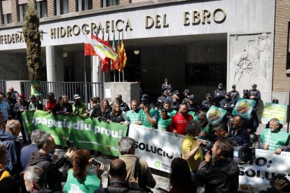 Protesta de UP delante de la CHE, en Zaragoza, por la sequía.