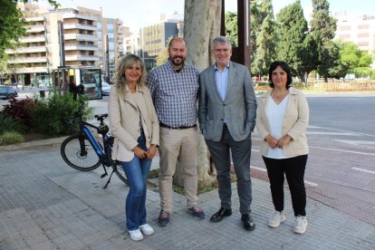 Pau Ricomà, cabeza de lista de ERC, apuesta por la ampliación de la red de carriles bici y el aumento de las frecuencias de los buses.