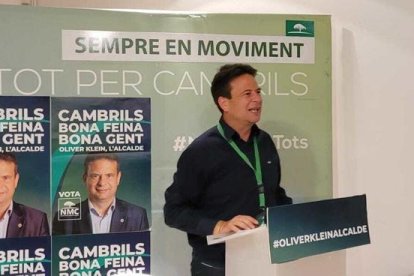 Oliver Klein, alcaldable d'NMC, celebrant els resultats la nit del 28M.