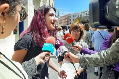 La cabeza de lista, Eva Miguel, criticó que en Tarragona hay más oferta de pisos turísticos que de vivienda social.