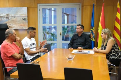 Imatge de la recepció de l'Ajuntament de Cambrils al pilot Ivan Cervantes.