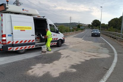 Limpieza de la calzada en el punto del accidente en la N40.